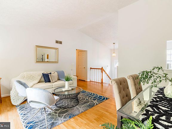 3rd image of 424 Howard Manor Dr
