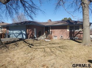 6032 Oakridge Dr, Lincoln, NE 68516