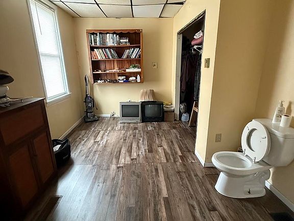 4th image of 221 N 6th St