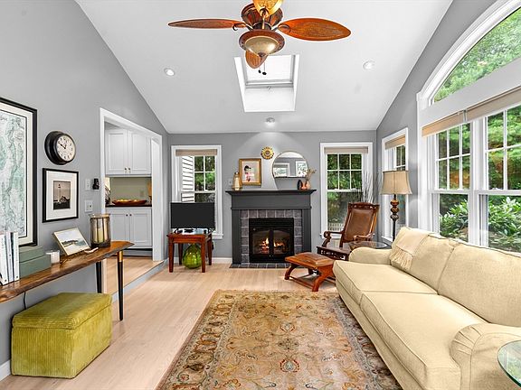 5th image of 28 Oxford Dr