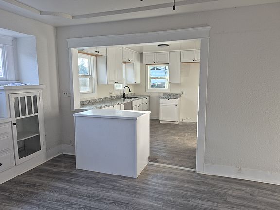 3rd image of 567 E Putnam Ave