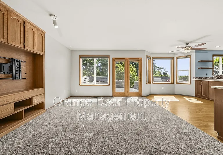 5204 Ridge Dr NE — Photo 4