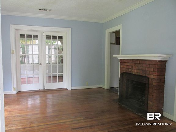4th image of 102 Gaston Ave