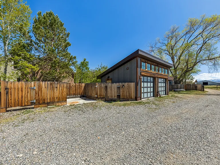 1049 Dressler Ln — Photo 32