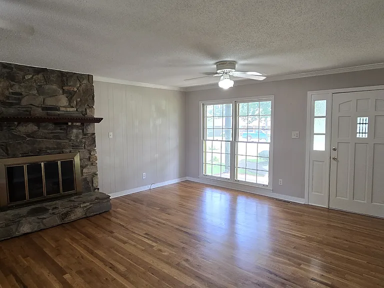 204 Iris Dr — Photo 2