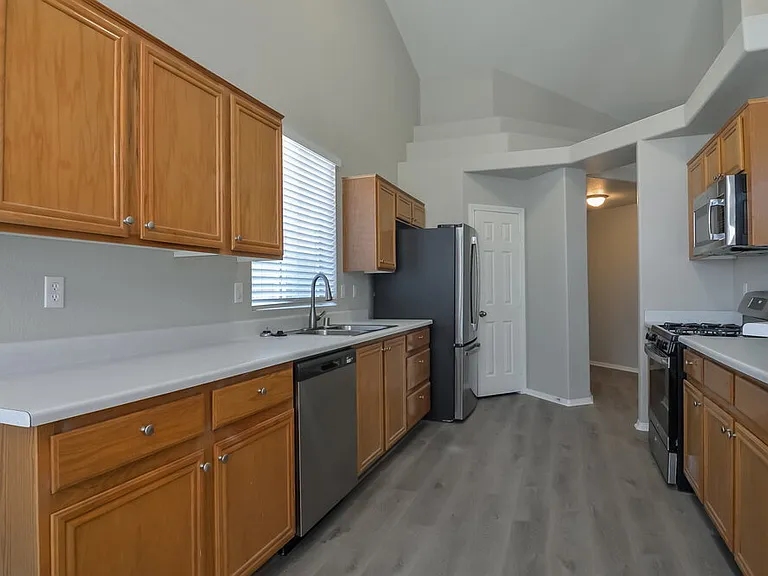 698 Senator Ct — Photo 8
