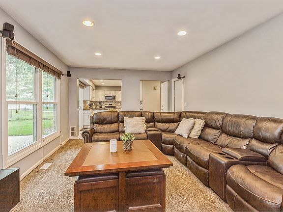 5th image of 8 Alexandria Dr