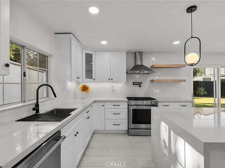 17337 Emelita St — Photo 13