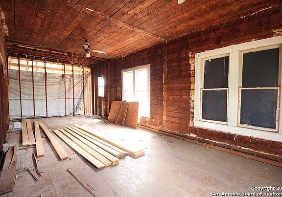 3rd image of 1022 E Crockett St