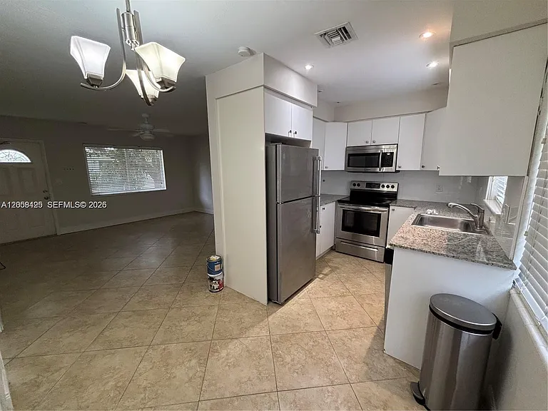 1061 NE 34th St #3 — Photo 4