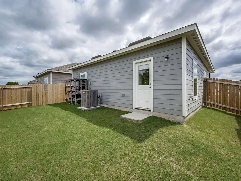 8213 White Wolf Trl — Photo 24