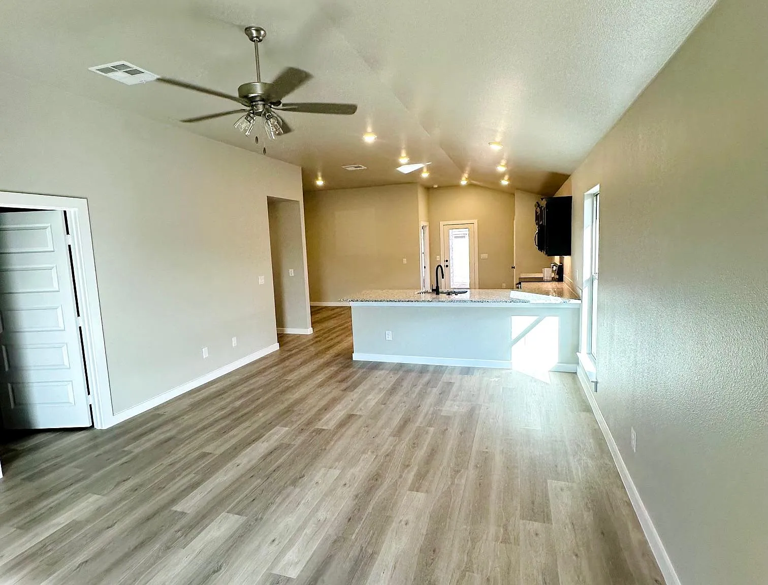3 bed, 1550 sqft, $1,950 — Photo 2
