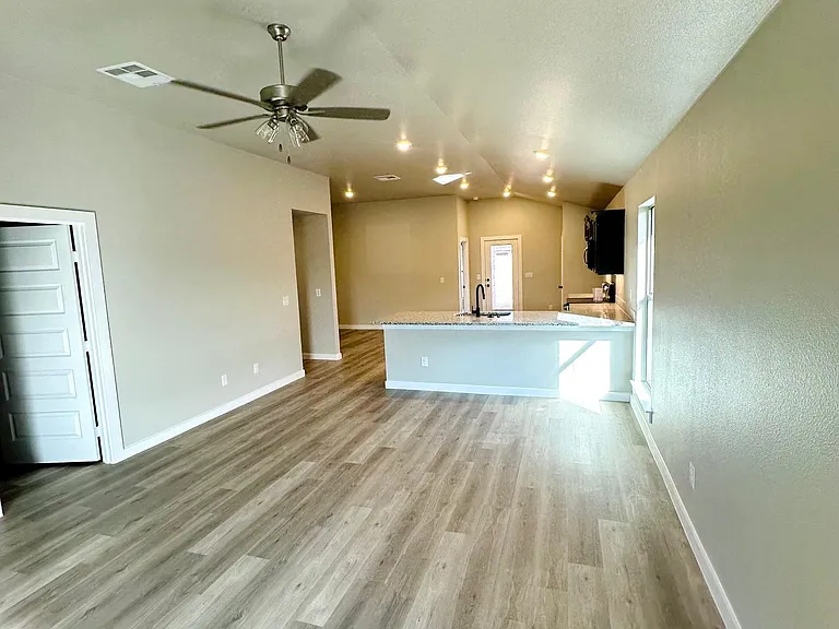 3210 Cottonwood Ave — Photo 2