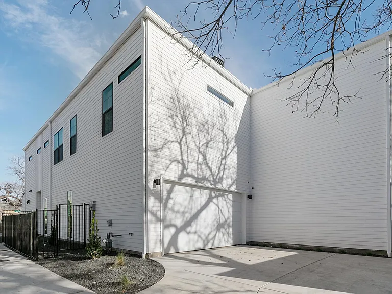 2513 Winnetka Ave — Photo 7