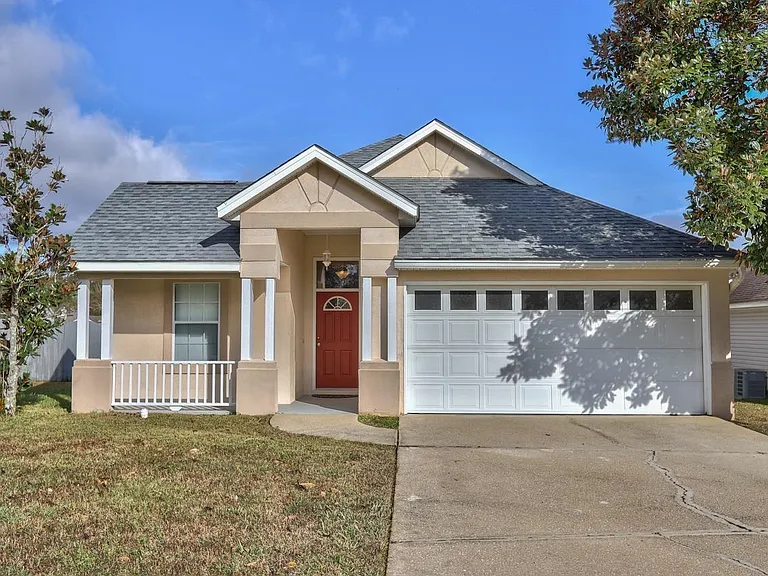 4904 Parkview Ct — Photo 1