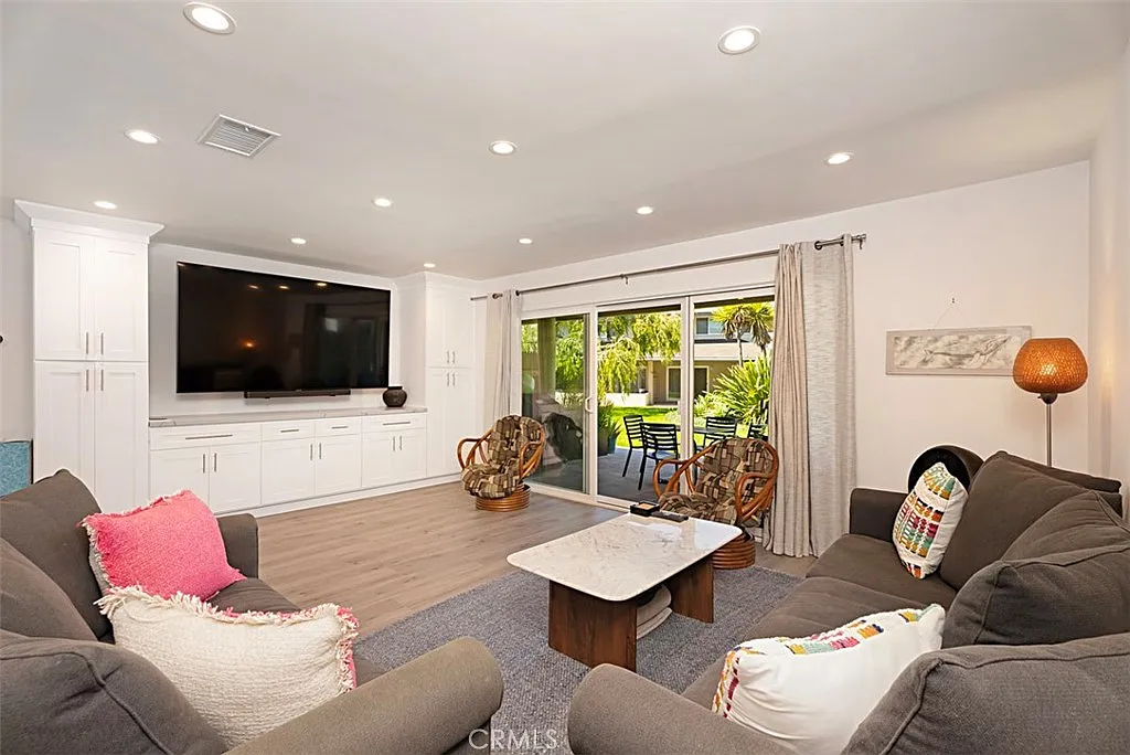 3 bed, 1560 sqft, $7,650 — Photo 3