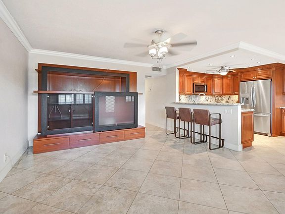 4th image of 2090 Oakridge U #2090