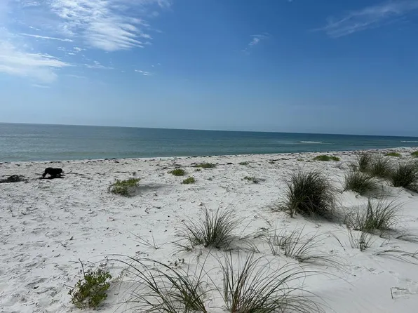 989 Gulf Shore Dr, Carrabelle, FL 32322