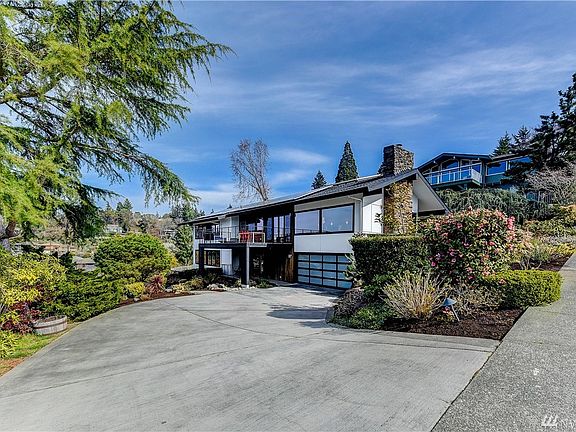 Street view showing the long driveway for plenty of parking!  Additional street parking is plentiful.