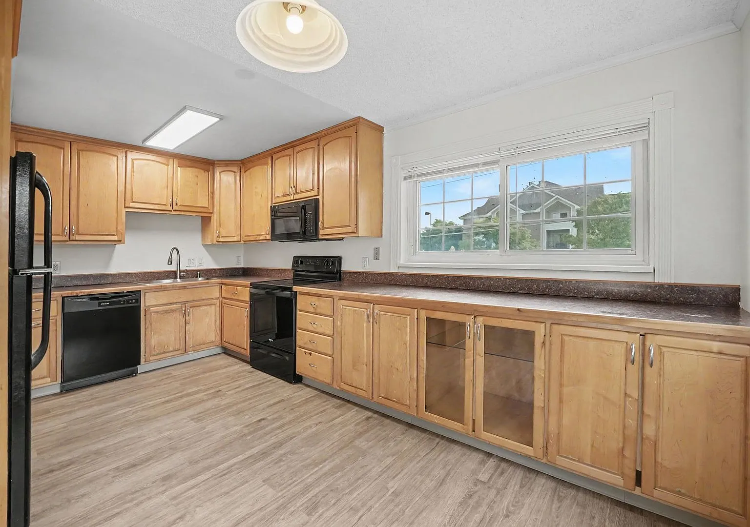 Spacious 3-Bedroom, 2-Bathroom End-Unit in Denver — Photo 4