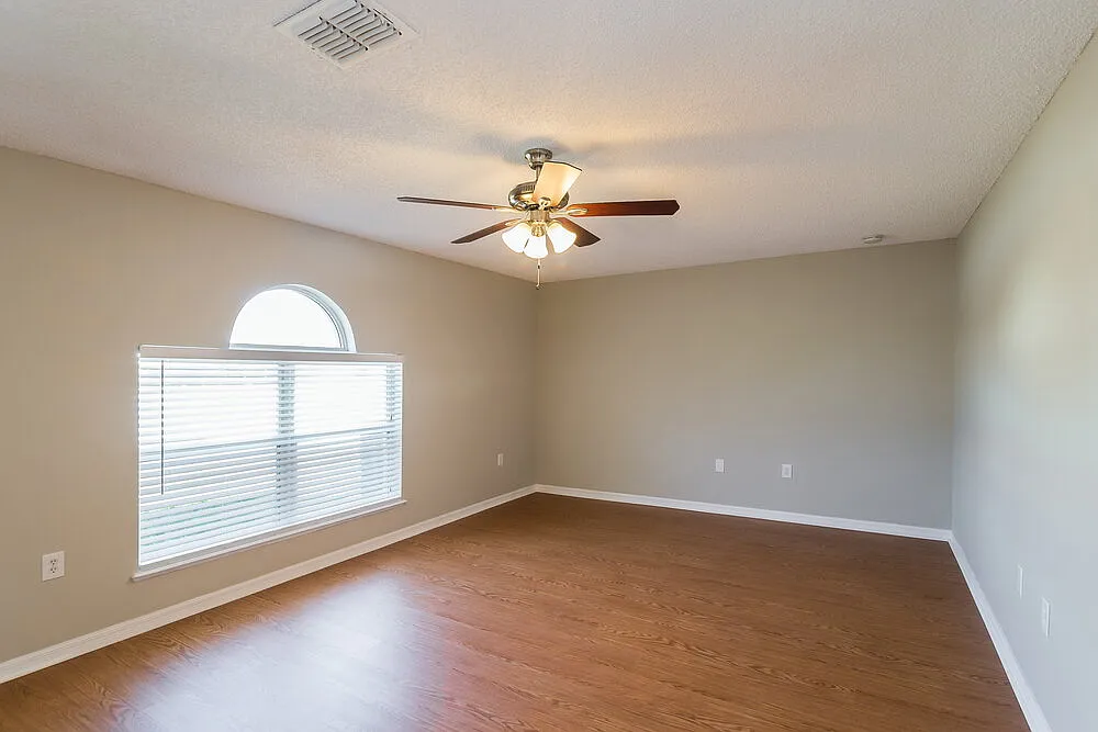 4 bed, 2.5 bath, 2215 sqft, $2,330 — Photo 2