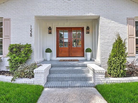 4th image of 1228 Oakcrest Dr