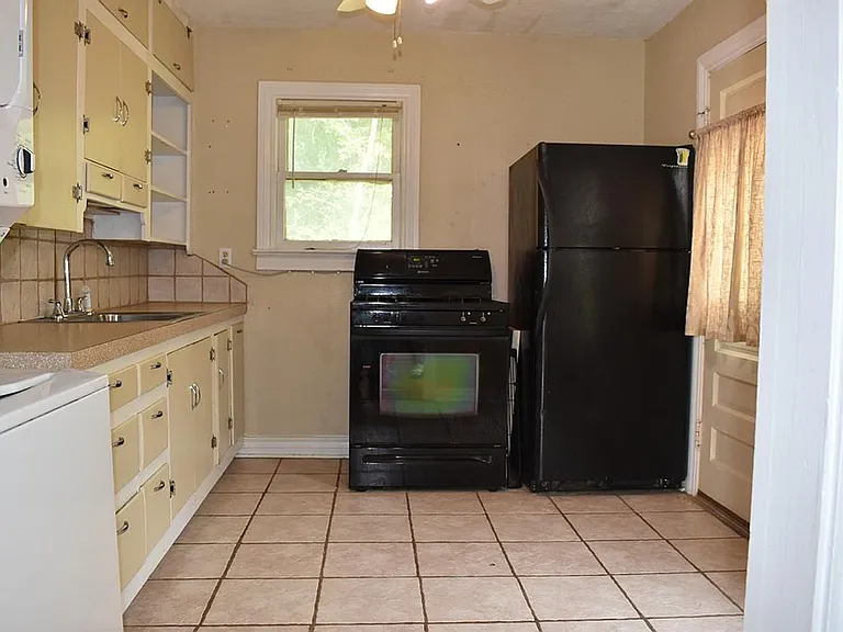 325 E Duffy St — Photo 5