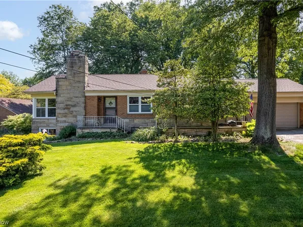 8023 Pershing Dr, Brecksville, OH 44141