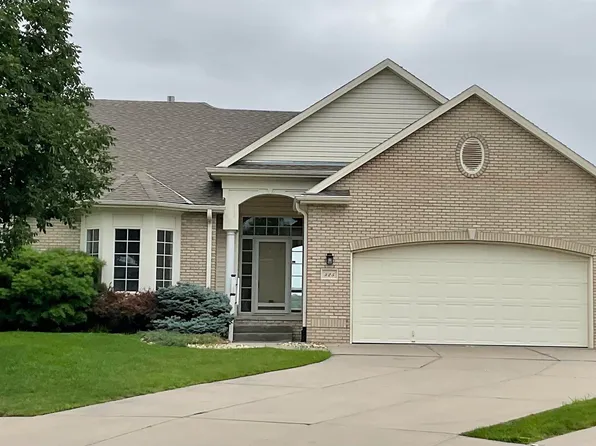 325 Inglewood Cir, Papillion, NE 68133