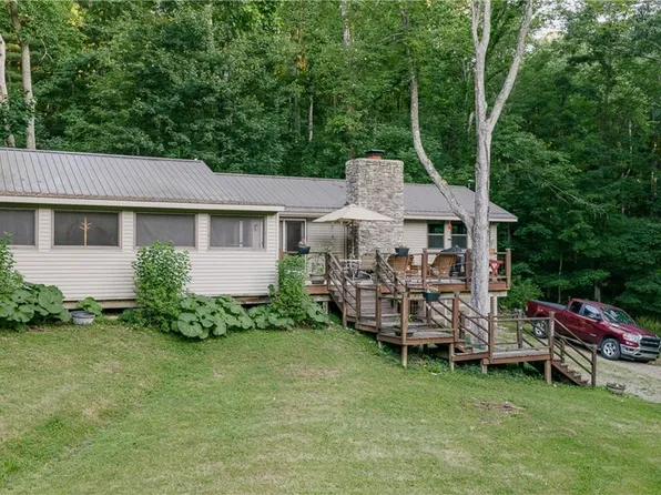 6153 Nichols Ln SW, Bowerston, OH 44695