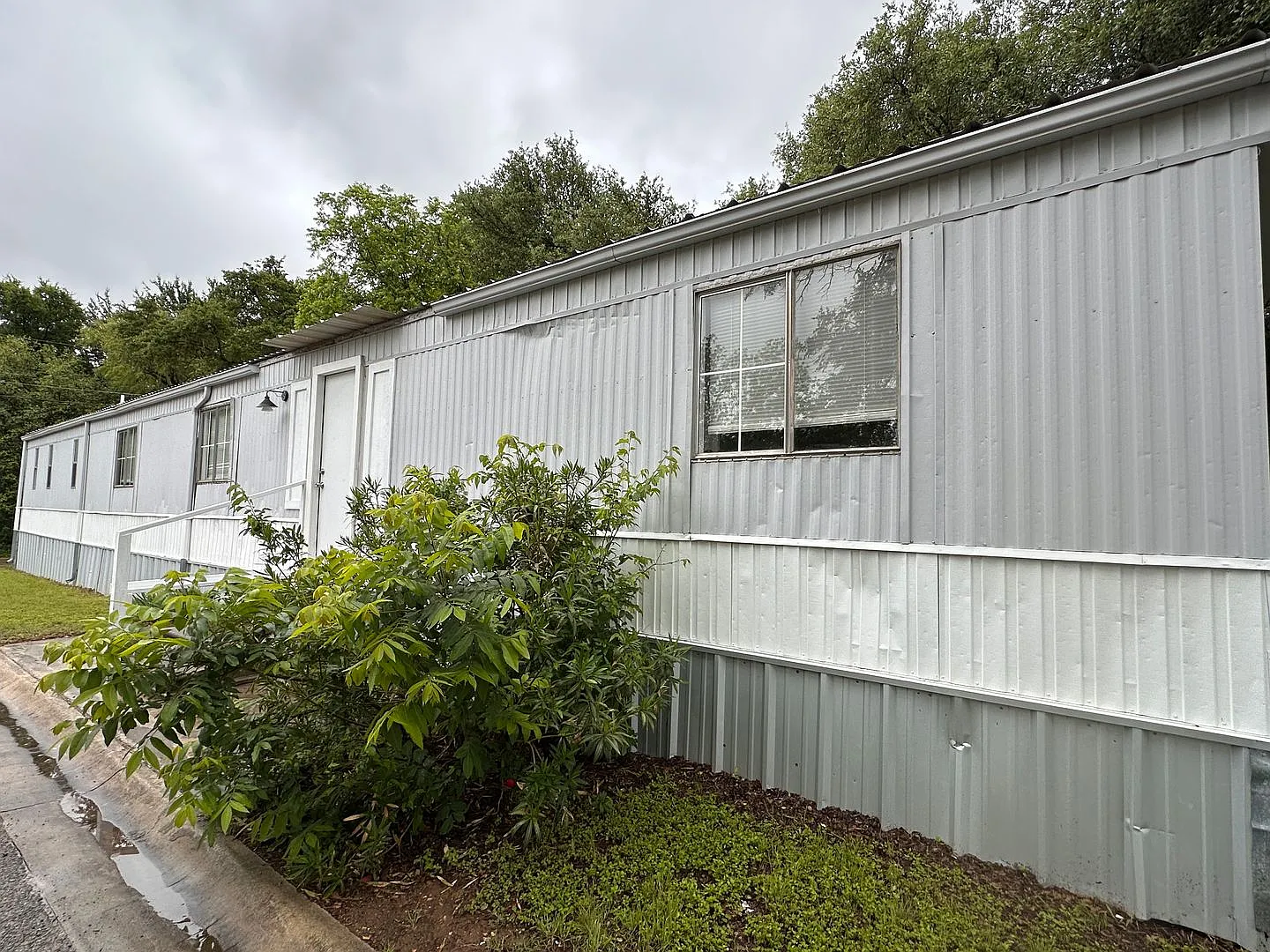 Updated 3 bed 2 bath mobile home — Photo 3