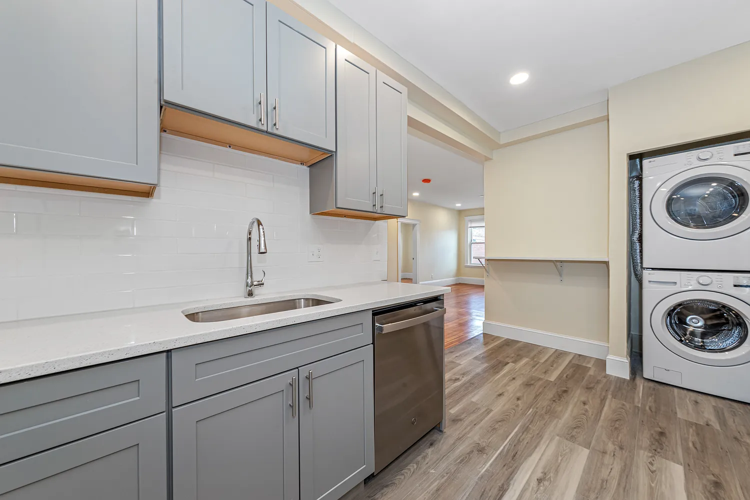 3 bed, 920 sqft, $3,295 — Photo 4