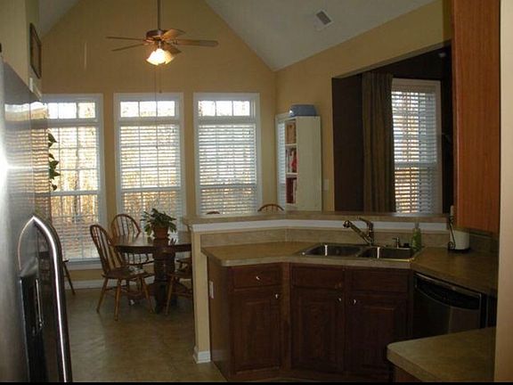 Eat-in kit/bar backyard view