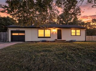 8218 W 87th St, Overland Park, KS 66212