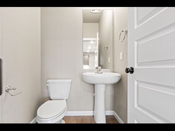 4th image of 726 I St NE