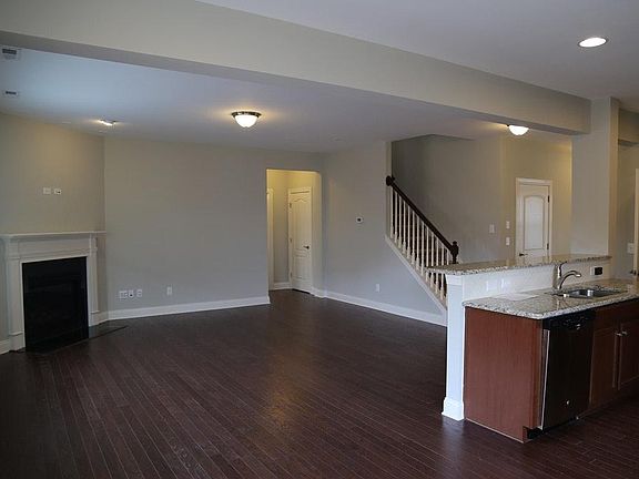 5th image of 836 Poplar St