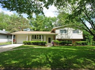 899 Nottingham Ln, Crystal Lake, IL 60014