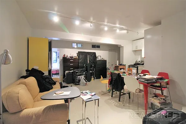 Rented by Real Street Inc | media 11