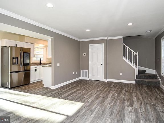4th image of 717 Brandon Cir
