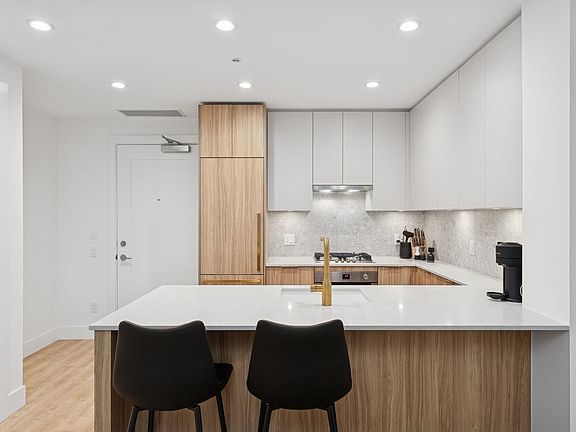 4th image of 2375 Emery Ct #208