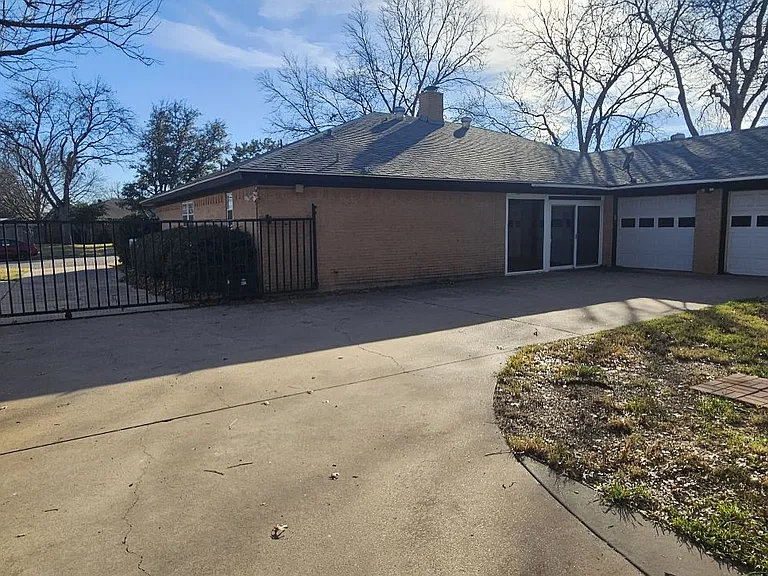 2418 Helena Cir — Photo 18