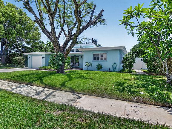 2nd image of 2110 NE 4th Avenue