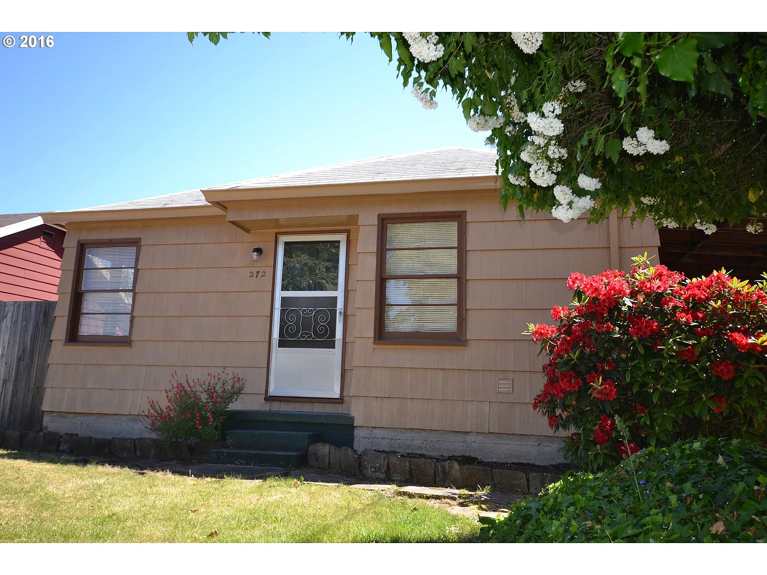 272 NW Wade St photo 1