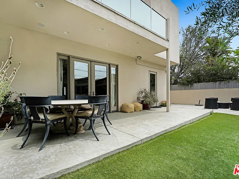 841 N Crescent Heights Blvd — Photo 35