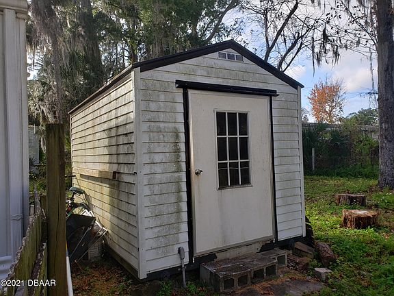 5th image of 1056 Green Acres Cir S