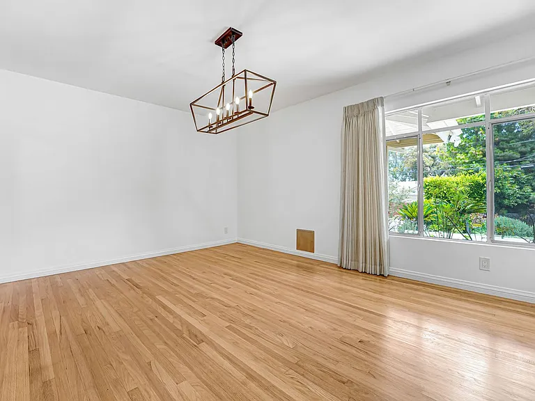 555 Amalfi Dr — Photo 14
