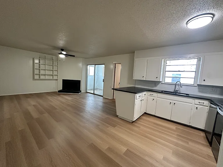 233 Robin Hood Trl — Photo 3