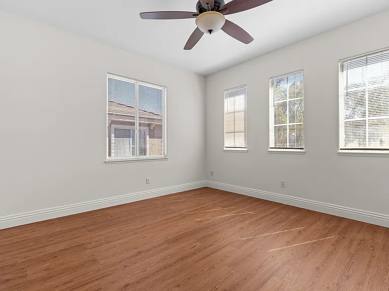 2733 Kildrummie St — Photo 32