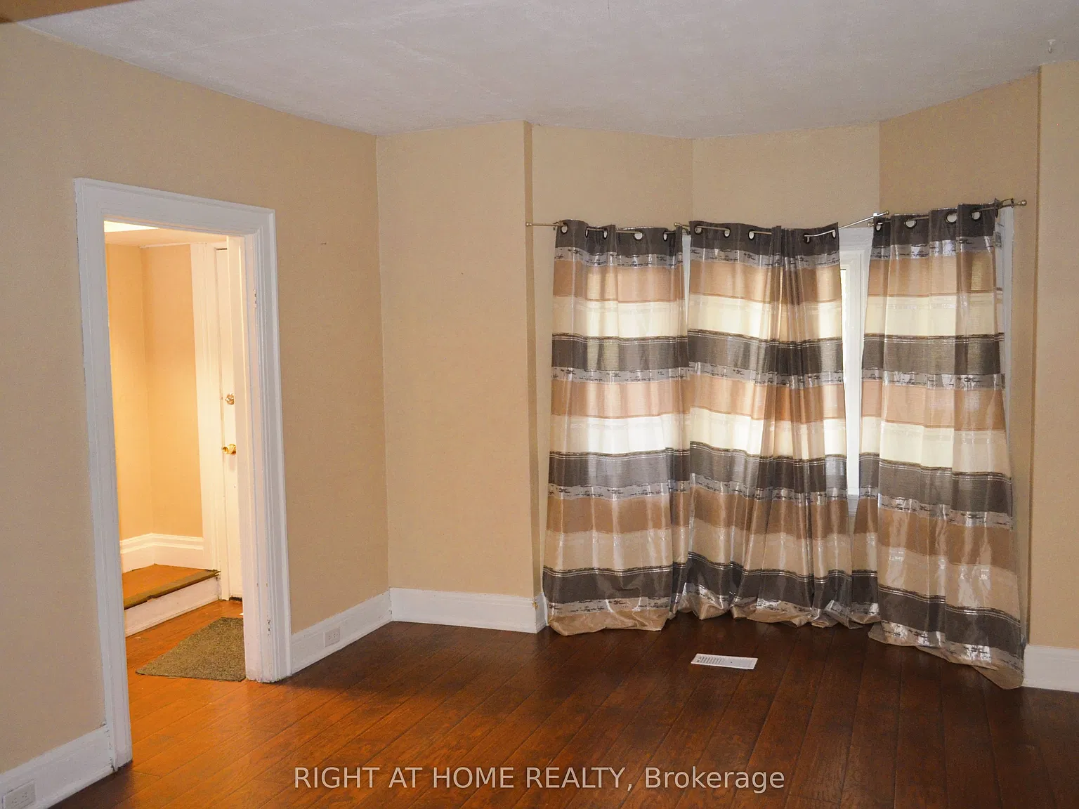 3 bed, $2,500 — Photo 2