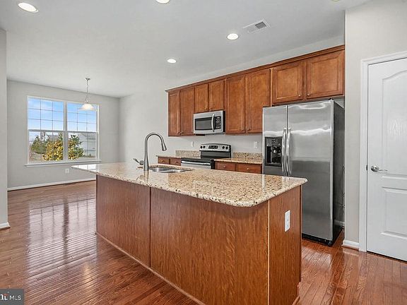 4th image of 137 Silver Maple Rd